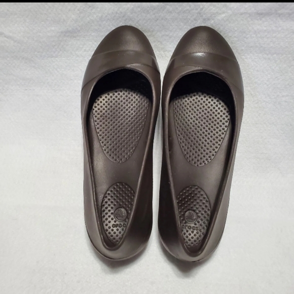 🆕Crocs | Gianna Flats in Brown Womens Size 8 Slip On Shoes Comfort Rubber Shoes - Picture 4 of 8